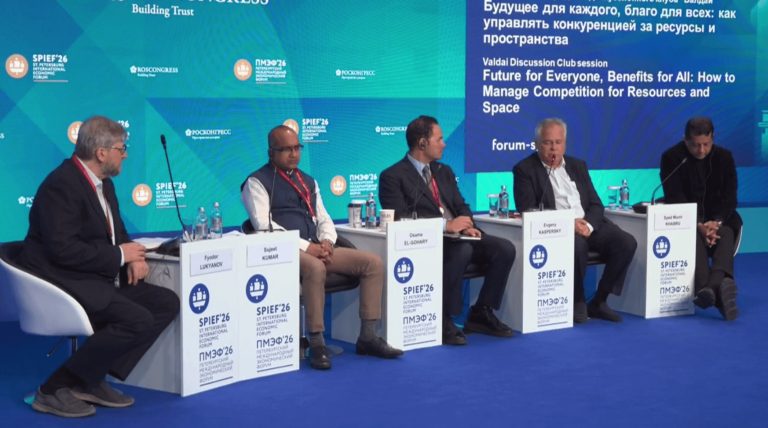Евгений Касперский показал телефон с KasperskyOS Mobile на ПМЭФ 2026